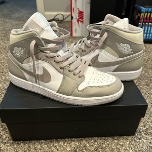 Air Jordan 1 Mids